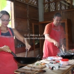 Yes, der Thai-Kochkurs in Chiang Mai war fantastisch! Schnull und Jens beim Werkeln! 